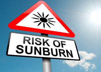 Road sign alerting risk of sunburn